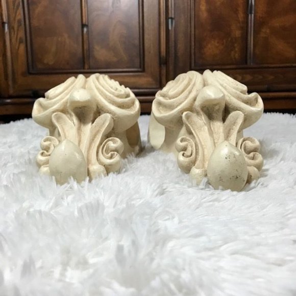 Set of 2 Romanesque Tapestry Resin Corbels - Picture 5 of 12